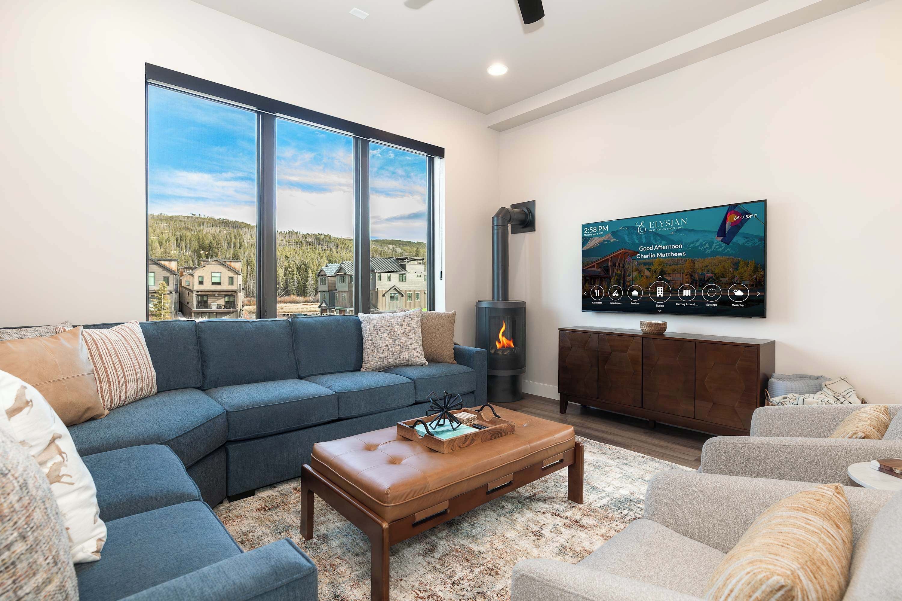 Télévision, cheminée, chaîne hi-fi, espaces bureaux