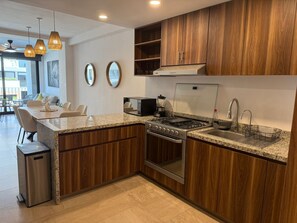 Jääkaappi, mikroaaltouuni, uuni, liesi