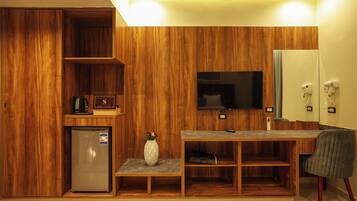 Deluxe tweepersoonskamer, uitzicht op stad | Een minibar, een kluis op de kamer, een bureau, geluiddichte muren