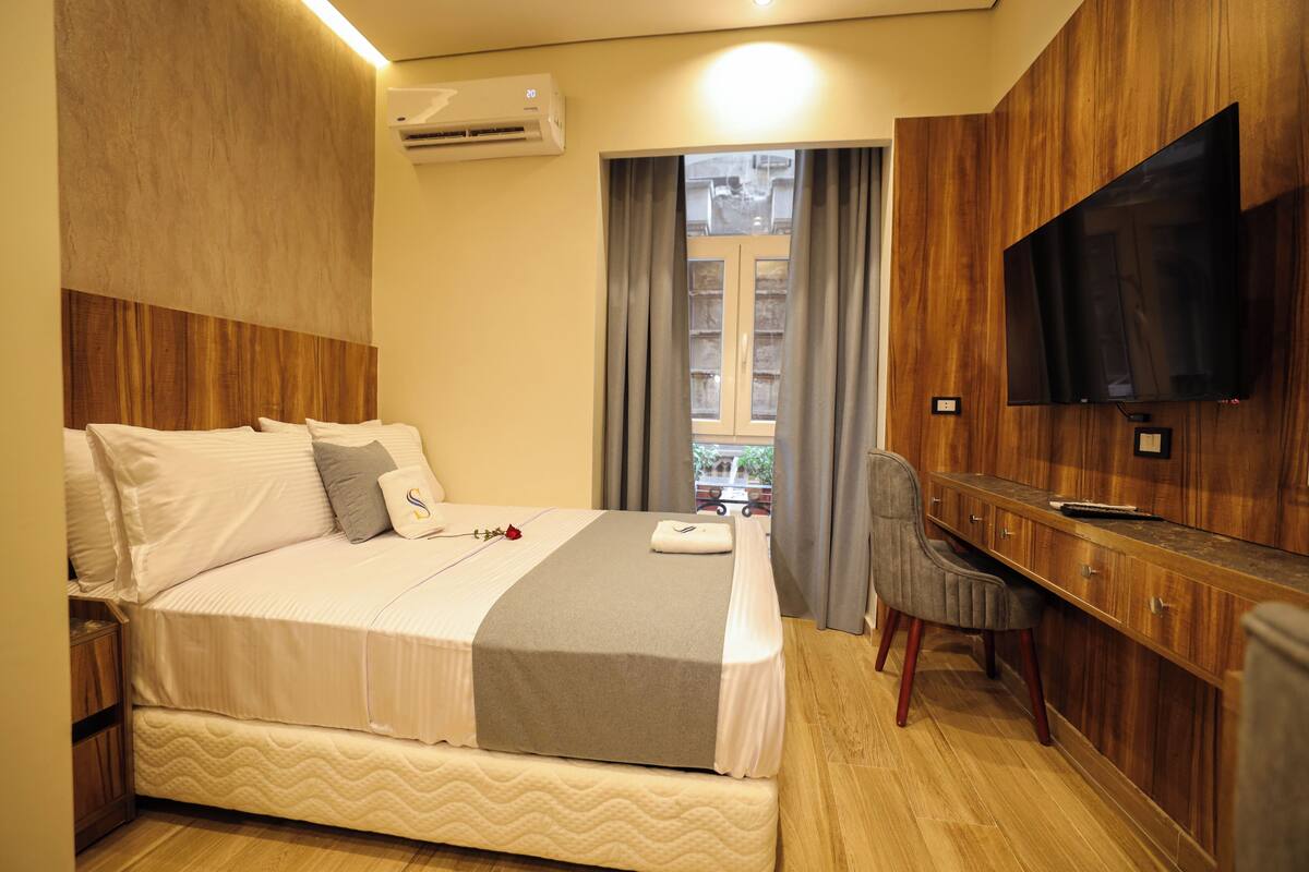 Habitación doble económica, vista a la ciudad | Caja de seguridad en la habitación, escritorio y insonorización