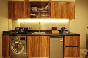 Deluxe Studio Suite, City View | Private kitchen | Electric kettle