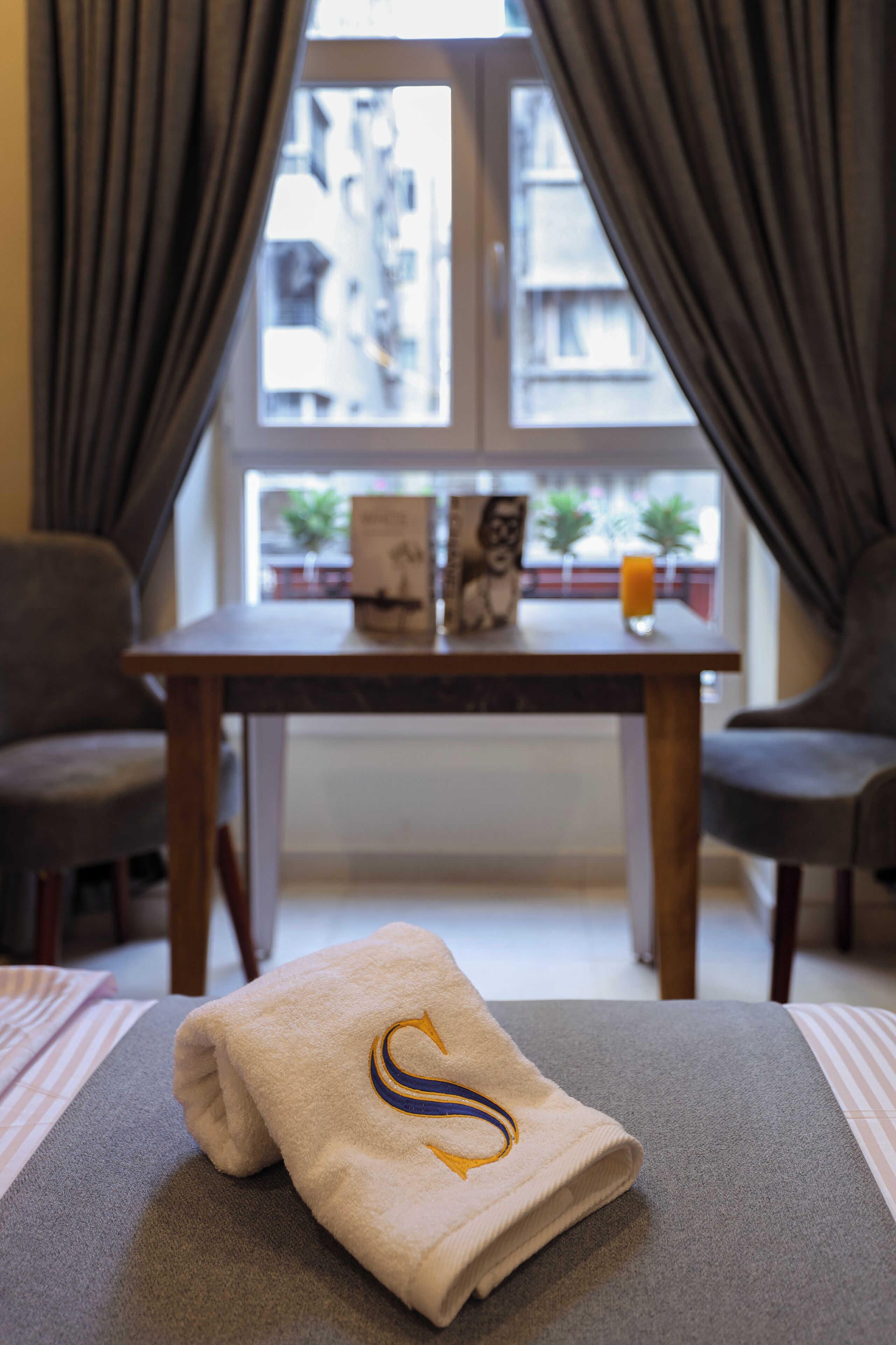 豪華雙人房, 城市景觀 | 起居區 | 42-吋LED 液晶電視、衛星頻道、Netflix、串流服務