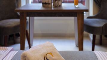 Quarto casal luxo, vista para a cidade | Área de estar | TV LED 42 polegadas com canais via satélite, Netflix