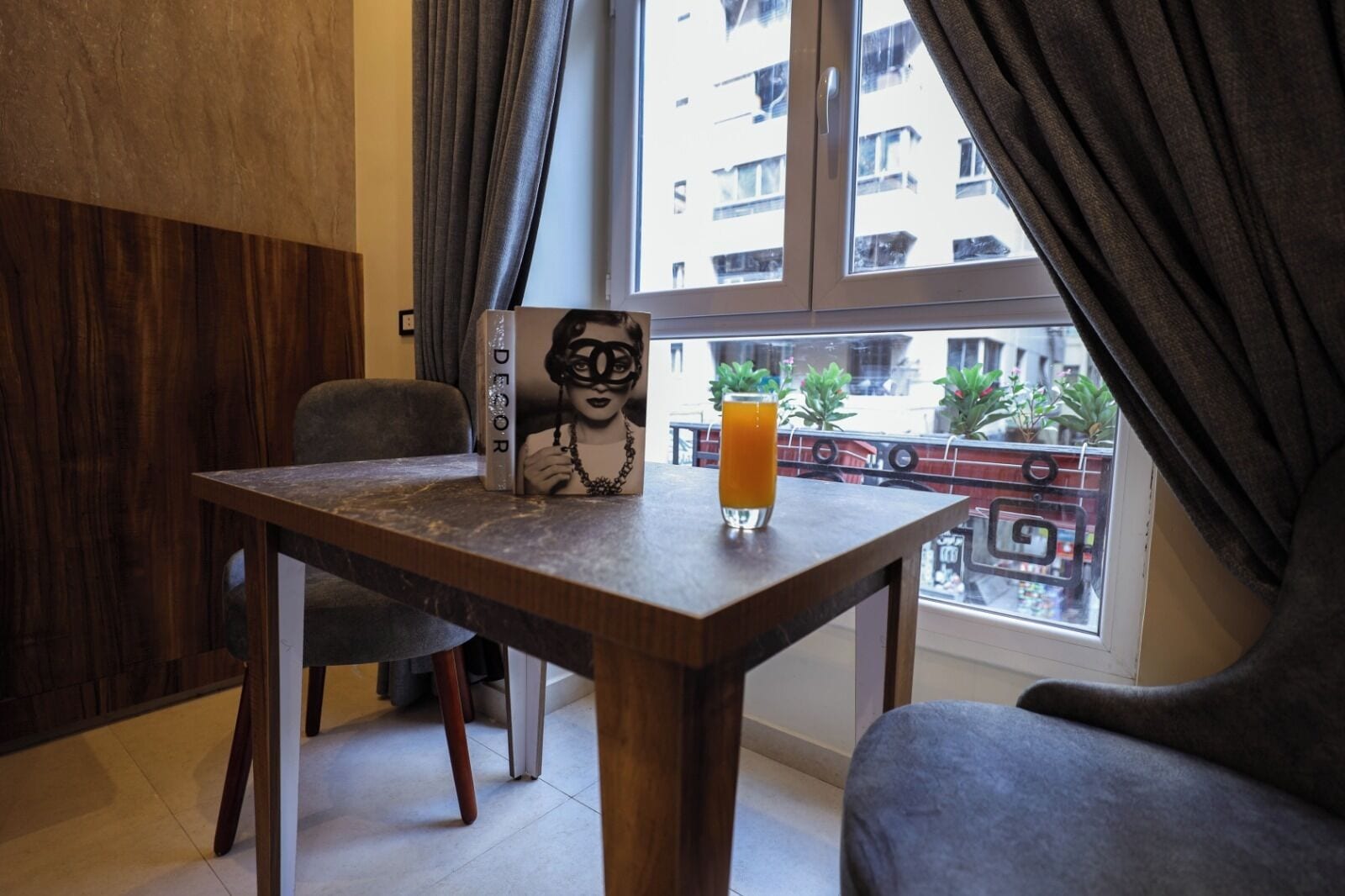 Minibar, brankas, meja kerja, dan kedap suara