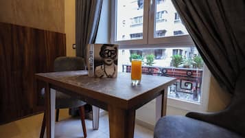 Minibar, caja de seguridad en la habitación y escritorio