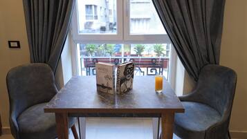 Deluxe-Doppelzimmer, Stadtblick | Essbereich im Zimmer