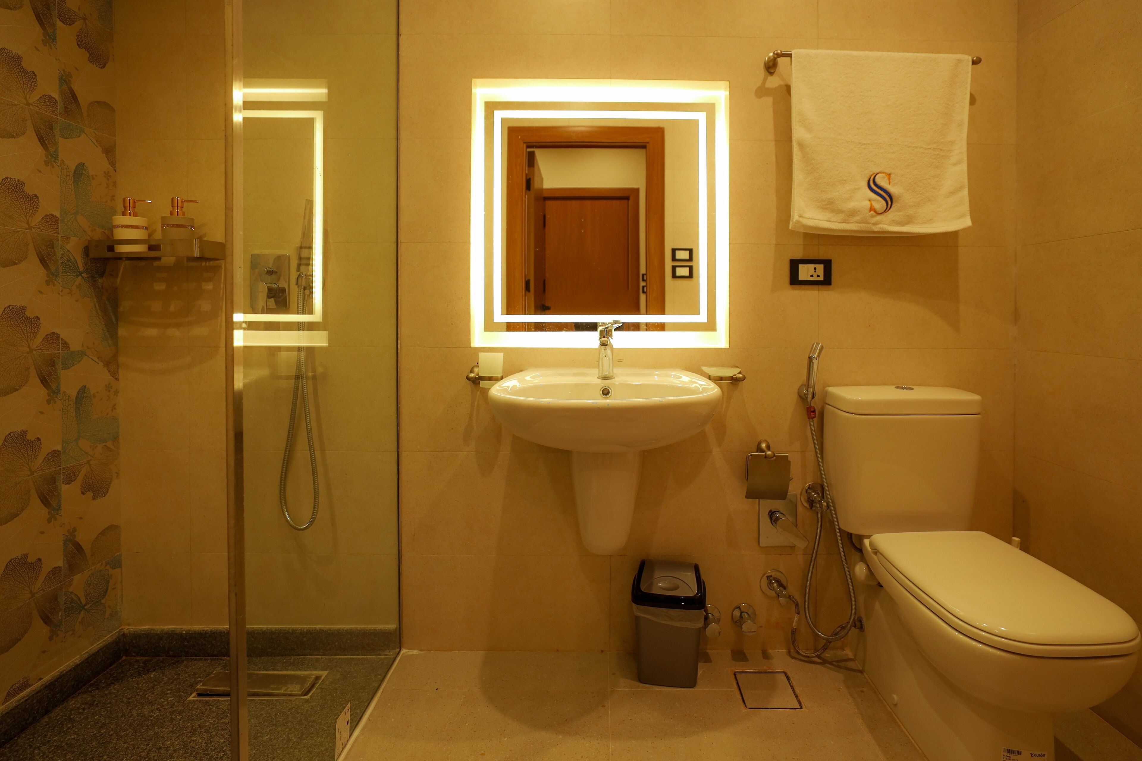 Een badkamer met een wastafel, toilet en douche.