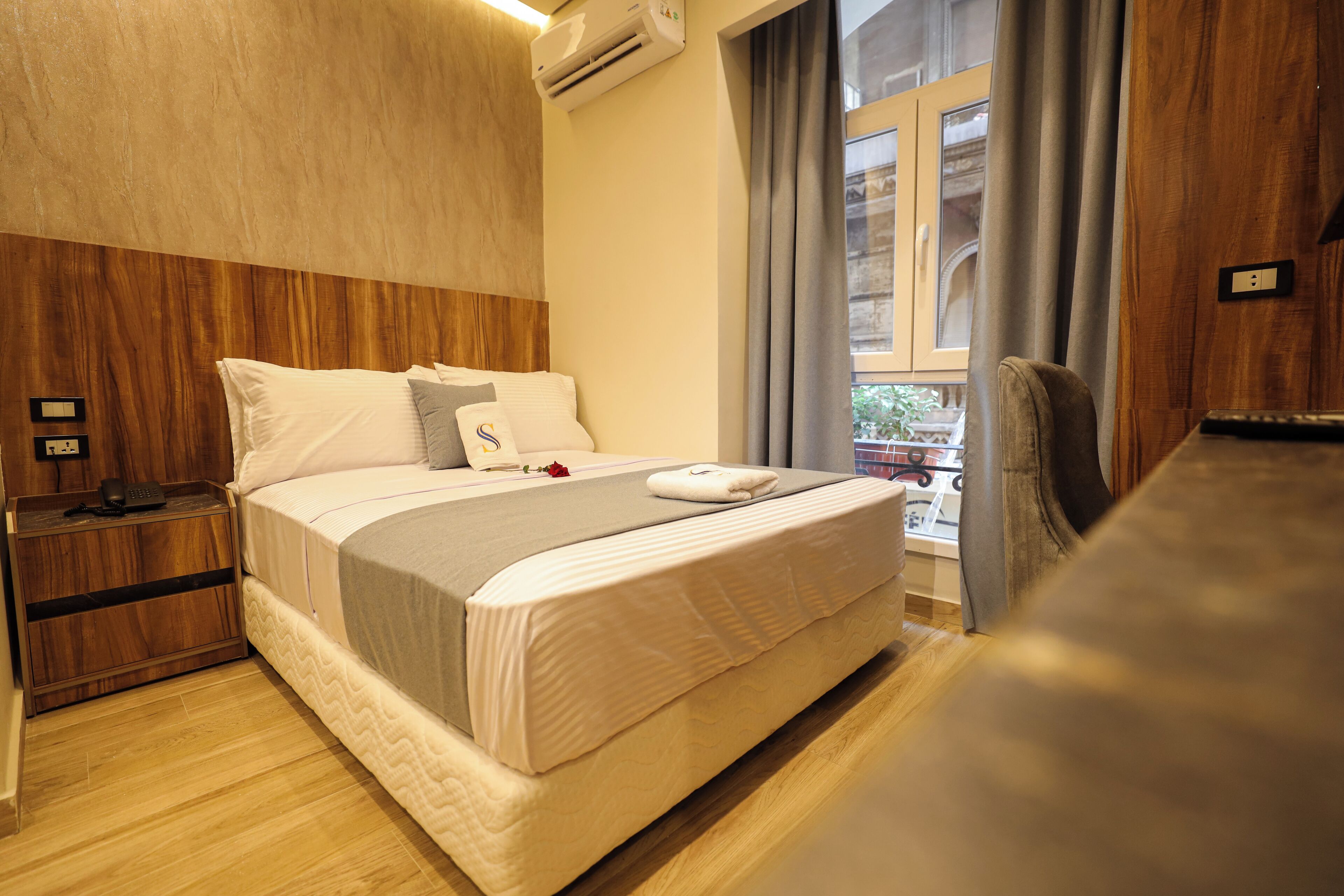 Economy-Doppelzimmer, Stadtblick | Minibar, Zimmersafe, Schreibtisch, schallisolierte Zimmer