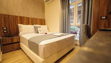 Minibar, caja de seguridad en la habitación y escritorio