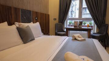 Een minibar, een kluis op de kamer, een bureau, geluiddichte muren