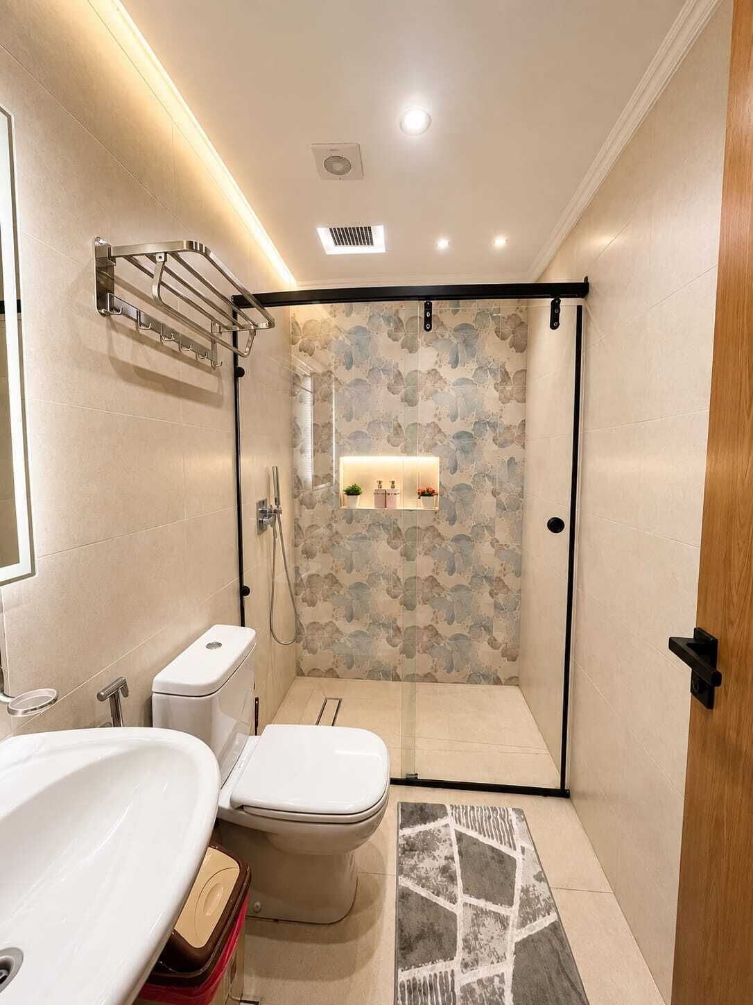 Ein modernes Badezimmer mit Dusche, Toilette und Waschbecken.
