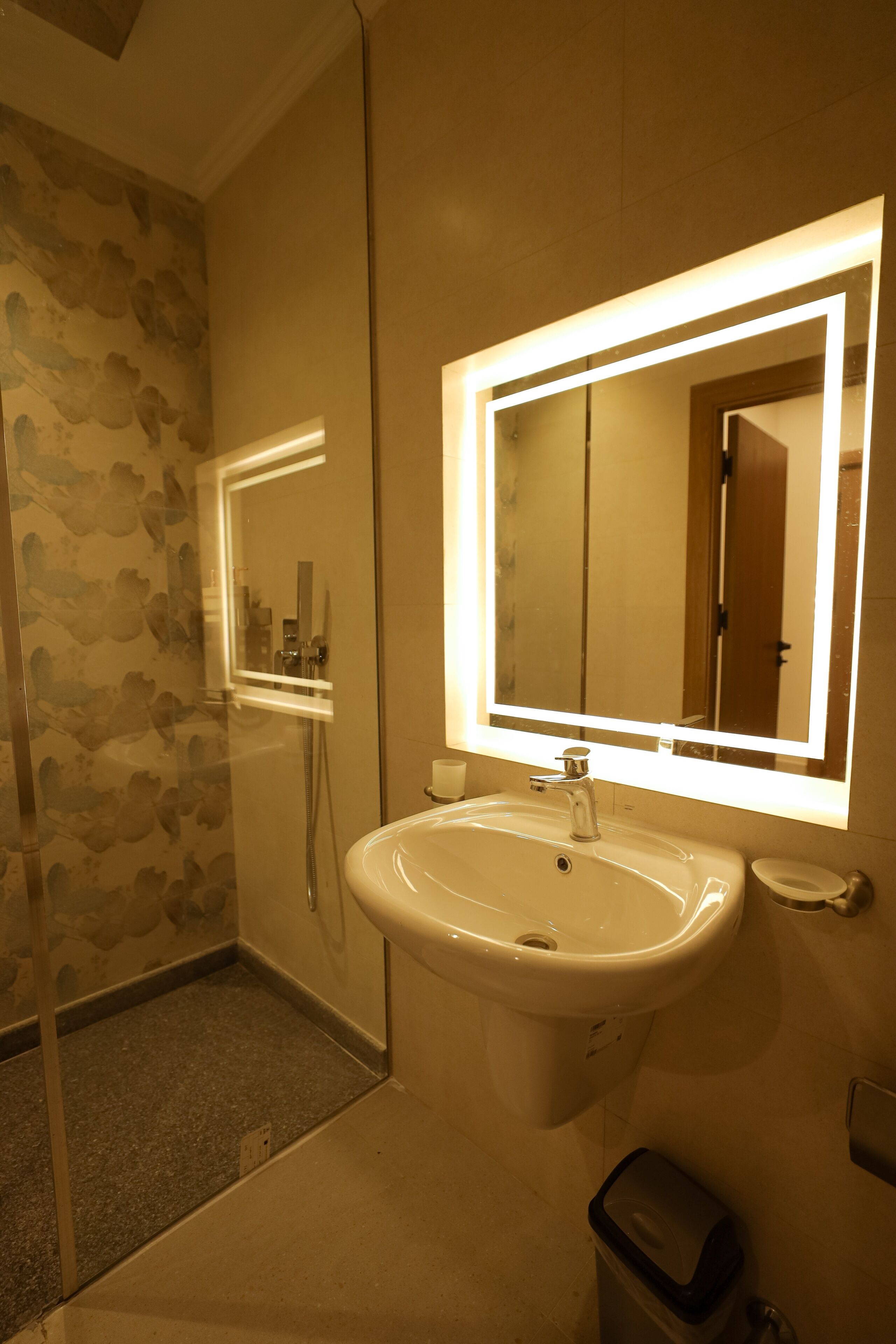 Assecador de cabells, sabatilles, tovalloles i sabó 