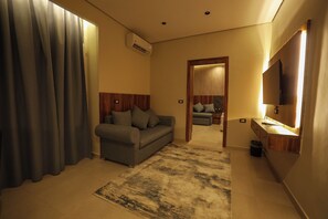 Studio Suite Deluks, pemandangan kota | Area keluarga | Televisi LED 42-inci dengan saluran TV satelit dan Netflix