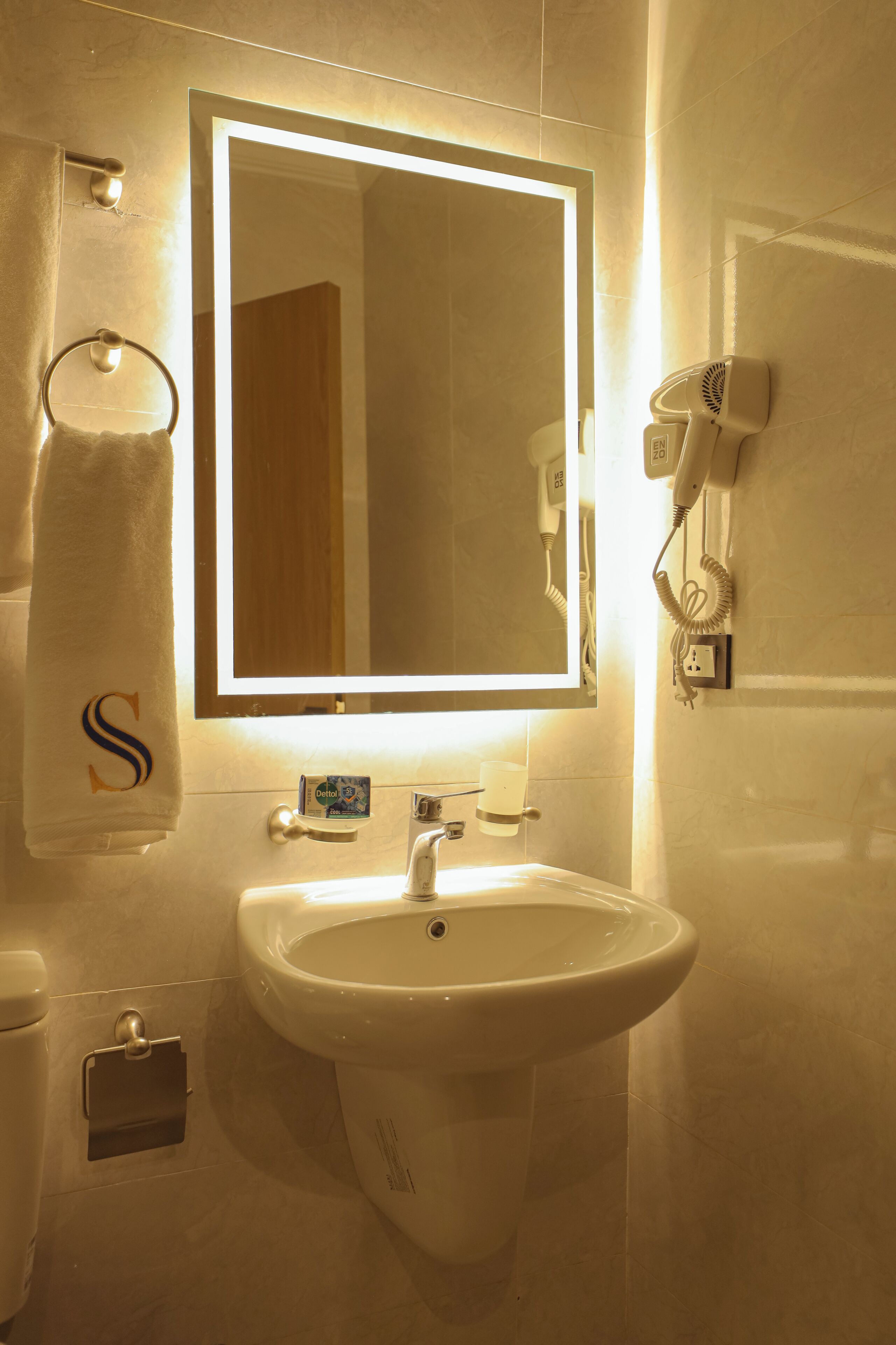 Assecador de cabells, sabatilles, tovalloles i sabó 