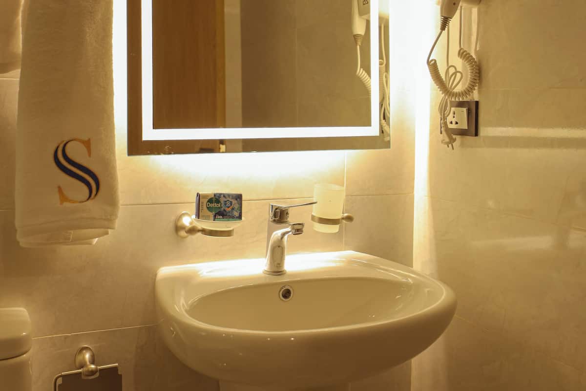 Máy sấy tóc, dép đi trong nhà, khăn tắm, xà phòng