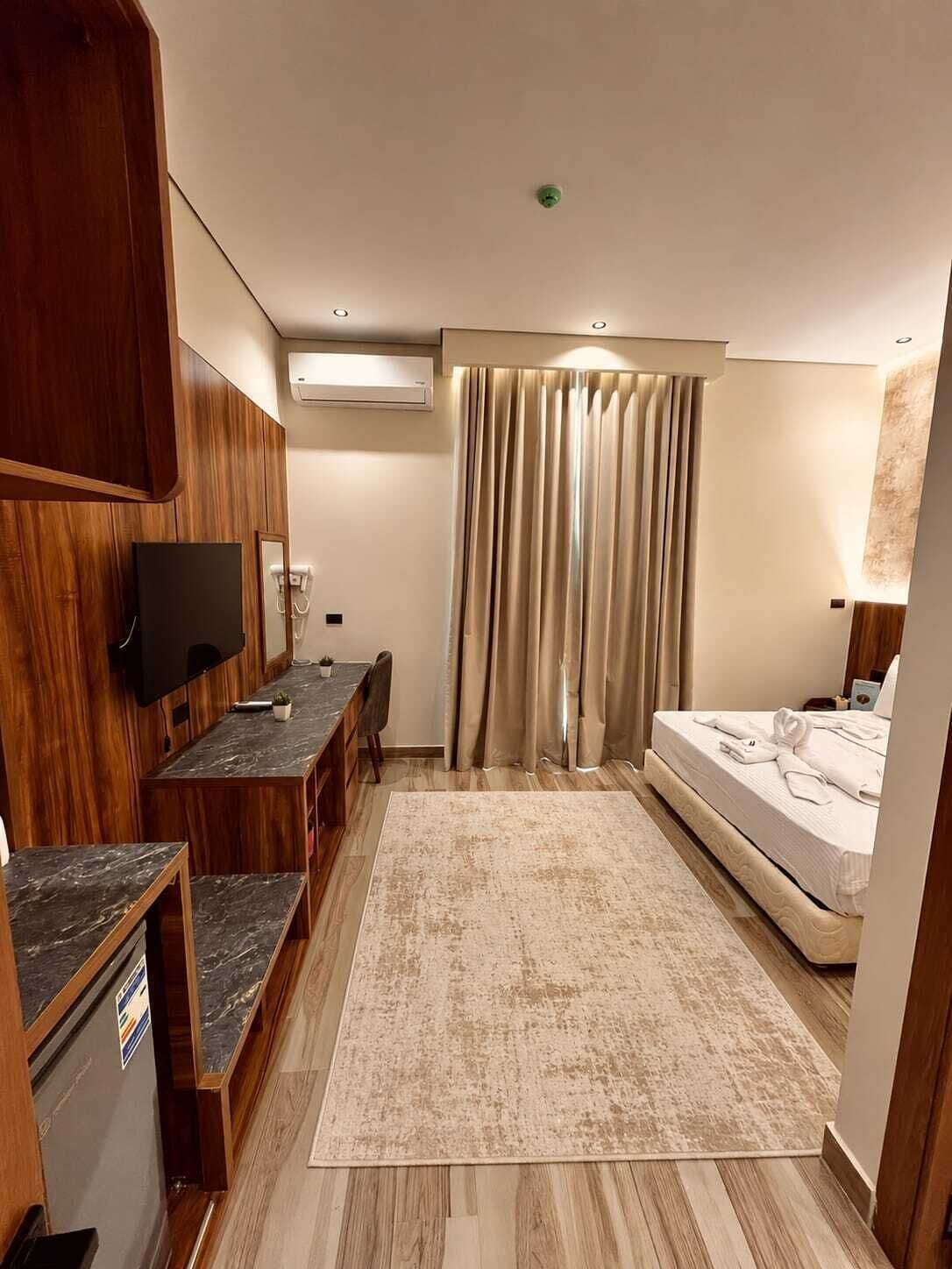 Deluxe Room with Balcony | Minibar, in-room safe, desk, soundproofing