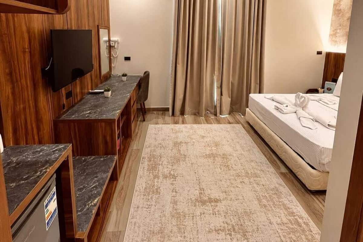 Deluxe Room with Balcony | Minibar, caja fuerte, escritorio y sistema de insonorización