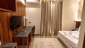 Deluxe Room with Balcony | Minibar, in-room safe, desk, soundproofing