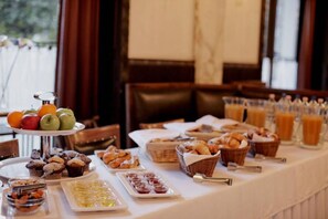 Dining - great 24/7 staffing, excellent location, close to Metro hub (Budapest)