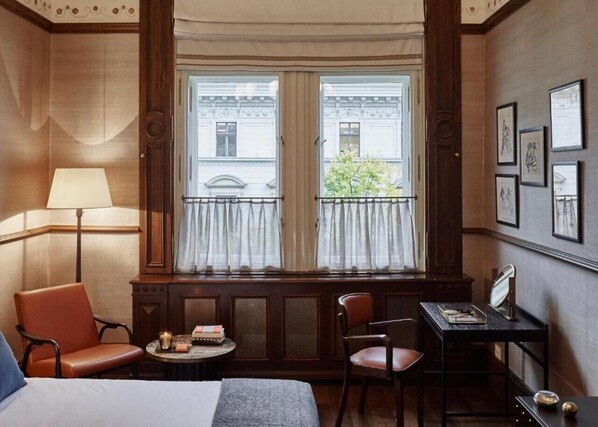 Room - great 24/7 staffing, excellent location, close to Metro hub (Budapest)