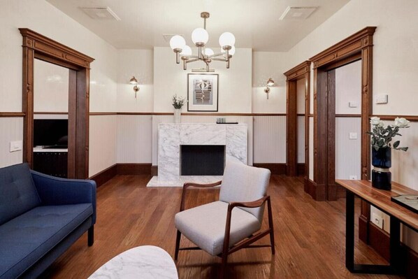 Kamin, Stereoanlage, Arbeitsbereiche