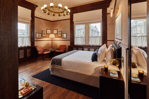 Room - great 24/7 staffing, excellent location, close to Metro hub (Budapest)