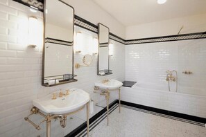 Bathroom - great 24/7 staffing, excellent location, close to Metro hub (Budapest)