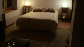 Ein Schlafzimmer mit einem Bett, Nachttischen und einem Beistelltisch.