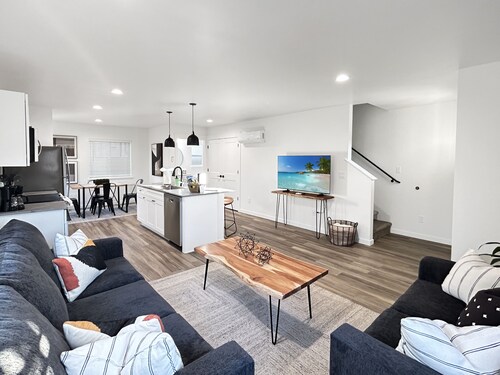 New 3-Bed Townhome Near CMU with Workspace & Wi-Fi – Grand Junction