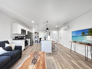 Living area - The Maverick Haus Close to CMU (Grand Junction)