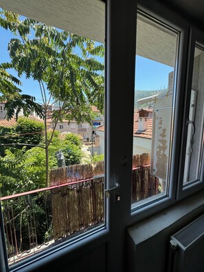 Condo tiện nghi đơn giản, ban công, quang cảnh thành phố | Bàn ủi/dụng cụ ủi quần áo, truy cập Internet không dây miễn phí 