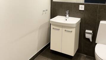 Hårtork, handdukar, tvål och toalettpapper