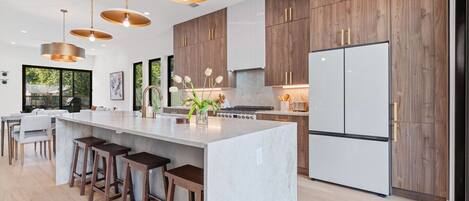 冷蔵庫、電子レンジ、オーブン、コンロ