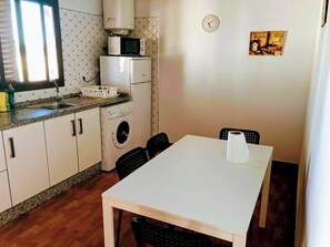 Comfort Chalet, Patio, Garden View | Private kitchen | Full-sized fridge