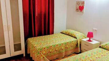 Nhà gỗ tiện nghi đơn giản, sân hiên, quang cảnh vườn | Bàn ủi/dụng cụ ủi quần áo, truy cập Internet không dây miễn phí