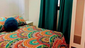 Nhà gỗ tiện nghi đơn giản, sân hiên, quang cảnh vườn | Bàn ủi/dụng cụ ủi quần áo, truy cập Internet không dây miễn phí