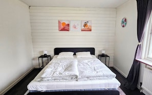 3 bedrooms, desk, iron/ironing board, travel cot - 200m to Sweden’s Largest Lake | Cozy 3BR & Nearby Beach 🏖️ (Otterbäcken)