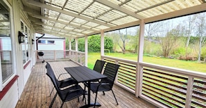 Outdoor dining - 200m to Sweden’s Largest Lake | Cozy 3BR & Nearby Beach 🏖️ (Otterbäcken)