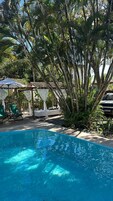 Piscina externa, guarda-sóis, espreguiçadeiras