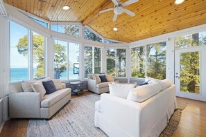 Smart TV, fireplace, table tennis, printers - Lake Shore Living - lakefront, pool, sleeps 16 (New Buffalo)