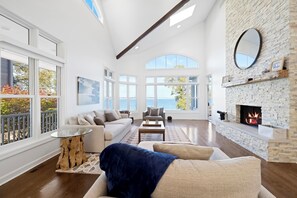 Smart TV, fireplace, table tennis, printers - Lake Shore Living - lakefront, pool, sleeps 16 (New Buffalo)