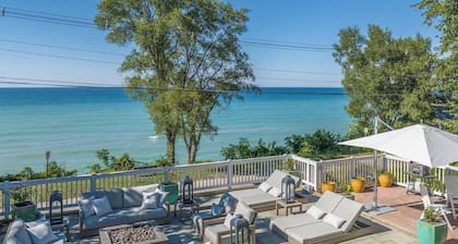 Lake Shore Living - lakefront, pool, sleeps 16