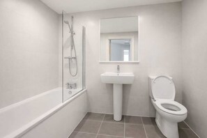 Hair dryer, towels, soap, shampoo - Large Central Modern Fitzrovia Flat for 5 (Greater London)