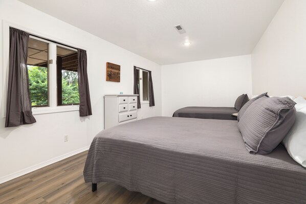 5 bedrooms, in-room safe, iron/ironing board, travel crib - Sleeps 12+Lake Views+Game Console+Spacious Layout (Bella Vista)