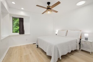 5 عدّة غرف نوم وخزنة داخل الغرفة ومكواة/لوح كي وسرير سفر