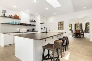 Kylskåp, mikrovågsugn, ugn och spishäll