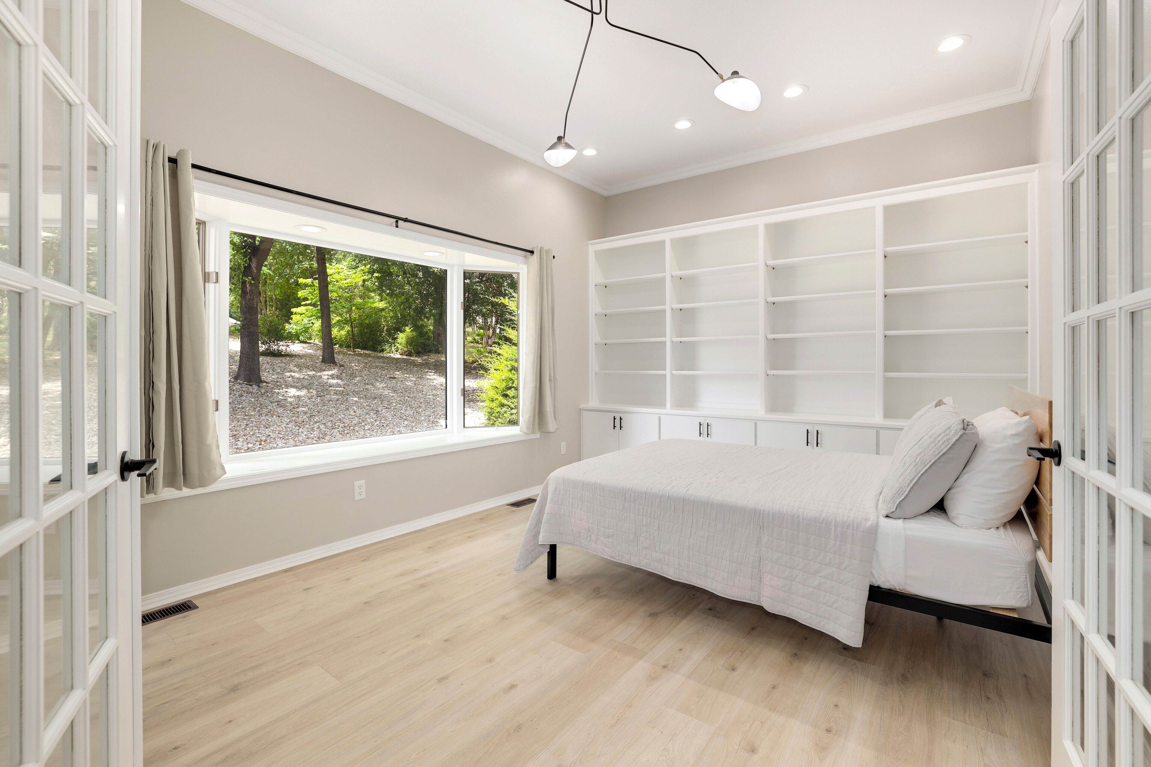 5 bedrooms, in-room safe, iron/ironing board, travel cot