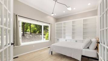 5 bedrooms, in-room safe, iron/ironing board, travel cot