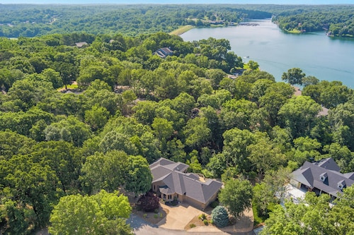Sleeps 12+Lake Views+Game Console+Spacious Layout