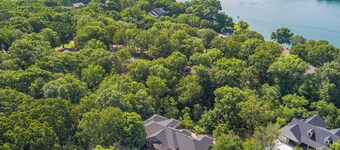 Sleeps 12+Lake Views+Game Console+Spacious Layout